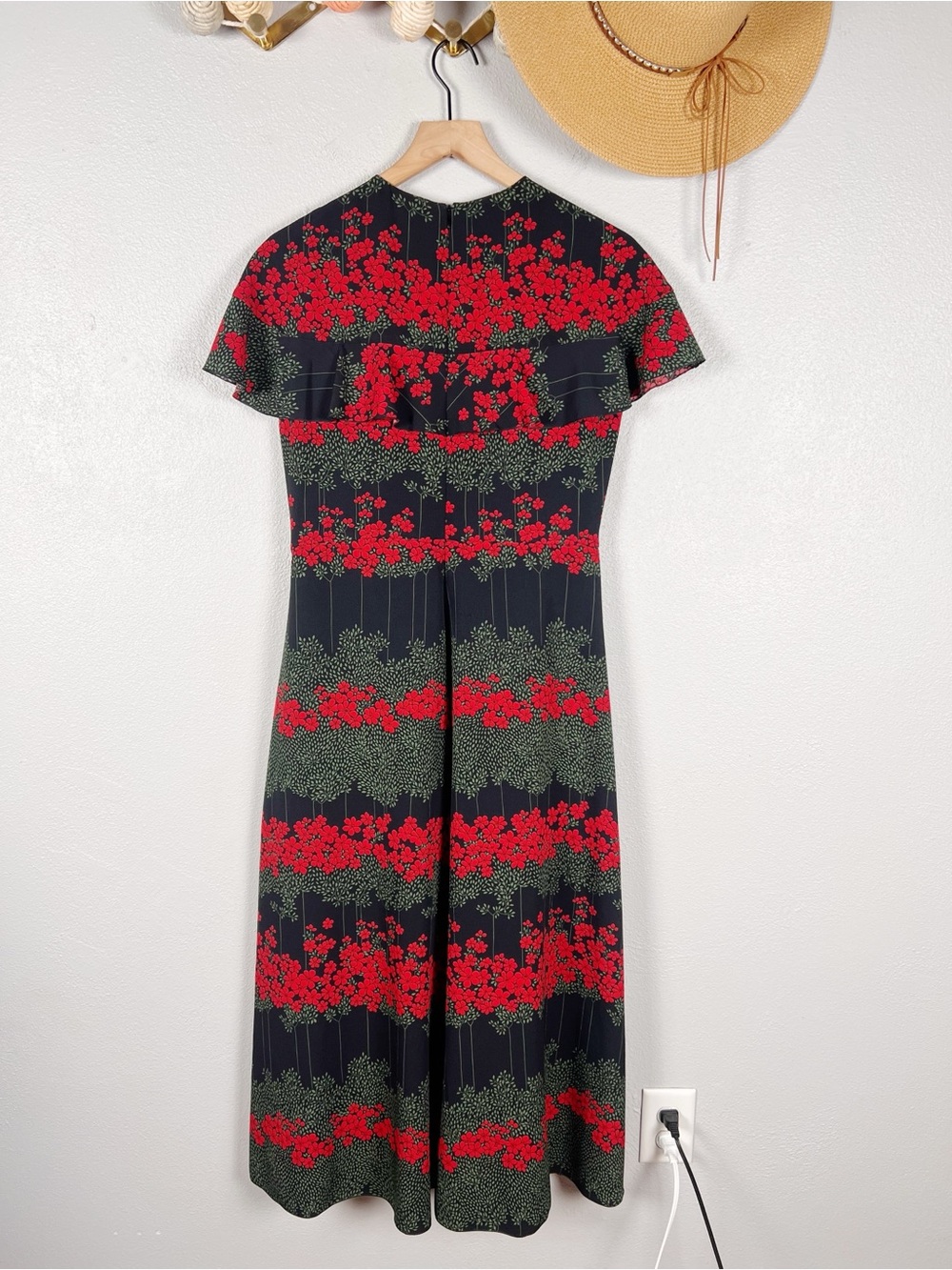 Red Valentino Fit & Flare Floral Printed Crepe Cape Sleeve Maxi Dress - Picture 4 of 10